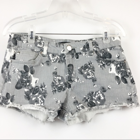 Forever 21 Short - Picture 1 of 3